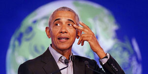 Barack Obama vor Mikrofonen.