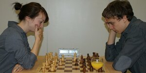 Elisabeth Pähtz bei einem Schachspiel gegen einen Mann