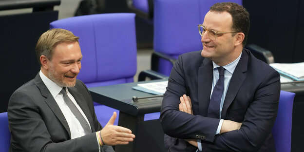 Jens Spahn und Christian Lindner sitzen im Bundestag