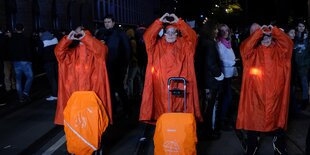 Teilnehmer einer Kundgebung von Kritikern der Coronamaßnahmen der Bundesregierung versammeln sich auf dem Leipziger Augustusplatz.