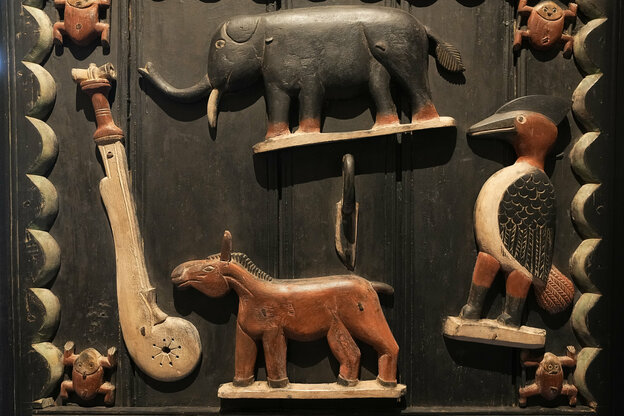 Details der schönen Holzfiguren aus der Tür des Königs Glele Palastes