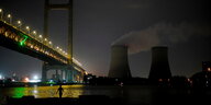 Kohlekraftwerk an einem Fluss in Shanghai