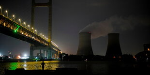 Kohlekraftwerk an einem Fluss in Shanghai