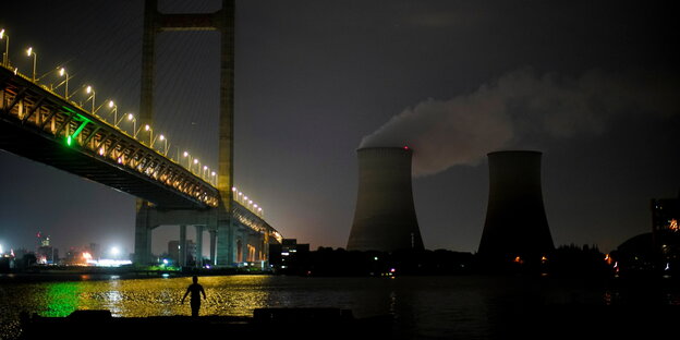 Kohlekraftwerk an einem Fluss in Shanghai
