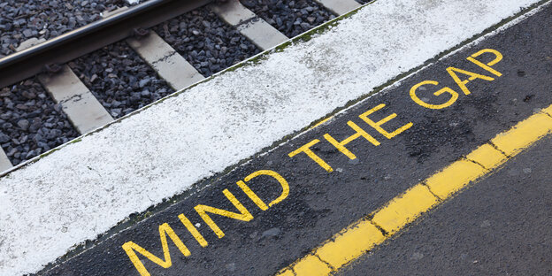 Bahnsteigkante mit Warnung "Mind the gap"