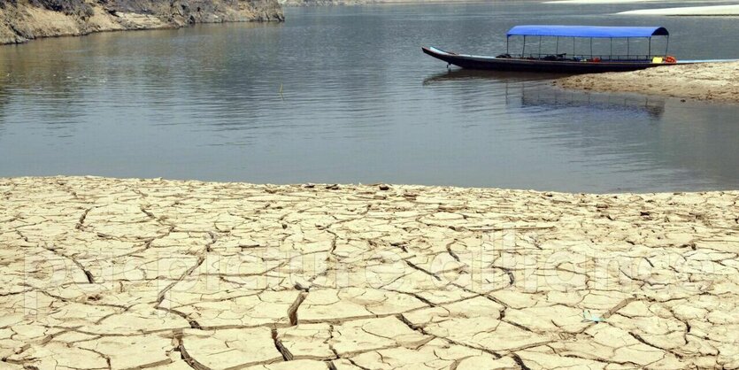 Vertrocknetes Flussufer am Mekong in Thailand