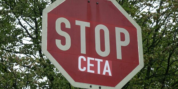 Ein Stop-Schild mit einem CETA-Aufkleber.