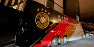 DFB-Mannschaftsbus vor dem Wolfsburger Hotel