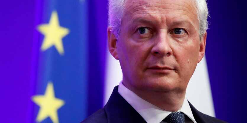 Finanzminister Bruno Le Maire vor einer Europaflagge.