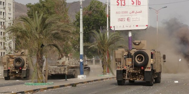 Militärfahrzeuge in Aden