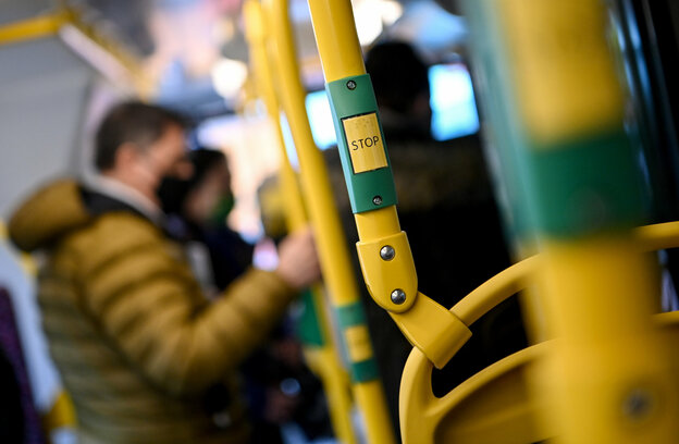 Das Foto zeigt eine Szene aus einer U-Bahn und soll den öffentlichen Bus- und Bahnverkehr symbolisieren.