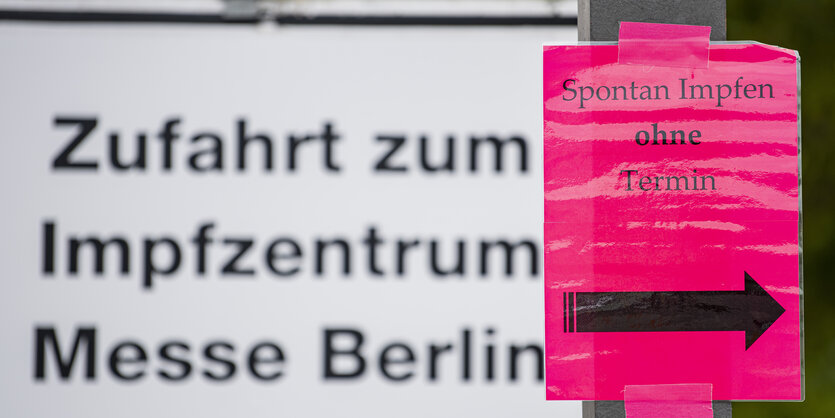 Schild mit der Aufschrift "Spontan impfen ohne Termin"