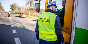 Ein Polizist kontrolliert einen LKW nahe des Grenzübergangs Kusnica an der Grenze zwischen Polen und Belarus