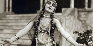 Orientalisch gekleidete Frau in „Sumrun“, Regie: Ernst Lubitsch, Deutschland, 1920