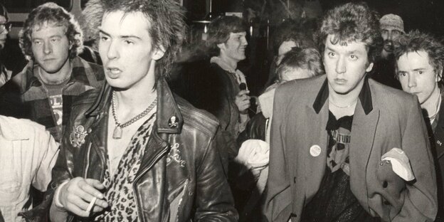 Johnny Rotten ist ganz rechts im Bild auf dieser Schwarzweißaufnahme der Sex Pistols.