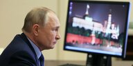 Vladimir Putin vor einem Bildschrim in einem Büro