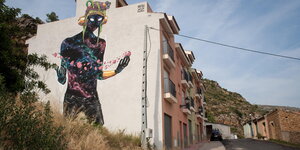 Grafitti an einer Hauswand im spanischen Dorf Fanzara.
