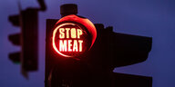 Eine rote Ampel, auf der Stop Meat steht.