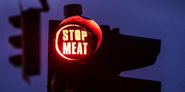Eine rote Ampel, auf der Stop Meat steht.