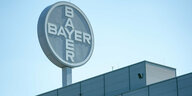 Das Logo am Werk der Bayer Bitterfeld GmbH