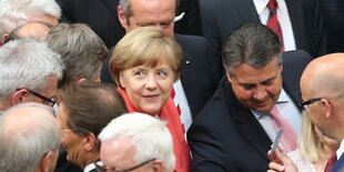 Angela Merkel und Sigmar Gabriel in der Menge.