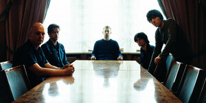 Radiohead sitzen im Jahr 2001 in einem Hotel-Konferenzraum