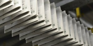 Zeitungen werden in einer Druckerei gedruckt