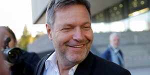 Grünen-Chef Robert Habeck lächelt bei den Koalitoinsverhandlungen.