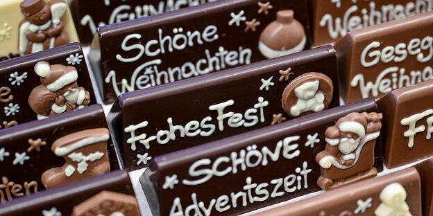 In einer Confiserie Felicitas stehen handgefertigte Schokoladenerzeugnisse für das Weihnachtsfest zum Verkauf