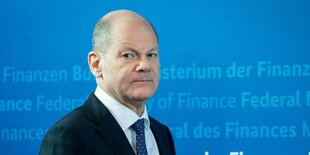 Olaf Scholz vor Schriftzug Bundesministerium der Finanzen