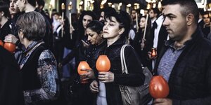 Menschen demonstrieren mit Kerzen