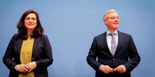 Franziska Hoppermann und Norbert Röttgen in der Bundespressekonferenz, sie stehen gemeinsam vor einem blauen Hintergrund