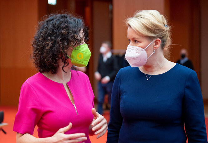 Bettina Jarasch und Franziska Giffey, beide mit Maske, unterhalten sich vor Beginn der Koalitionsgespräche