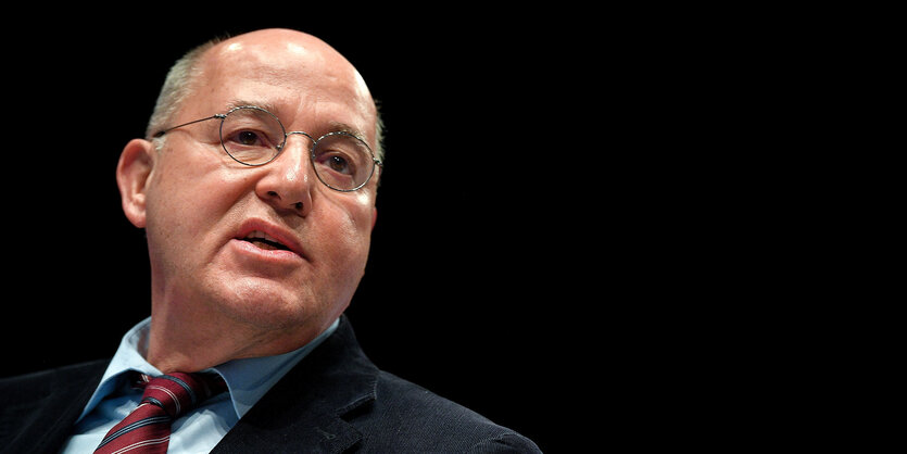 Gregor Gysi vor schwarzem Hintergrund.