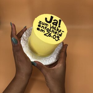 Eine gelbe Torte mit der Aufschrift "Ja zum Volksentscheid Deutsche Wohnen Enteignen" Eine gelbe Torte mit der Aufschrift "Ja zum Volksentscheid Deutsche Wohnen Enteignen"