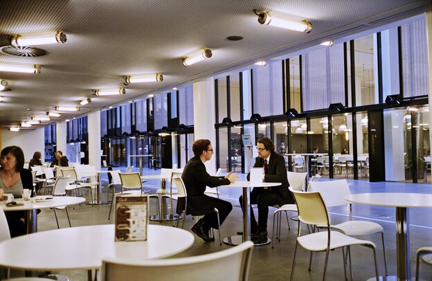 Blick in eine Cafeteria. Blick in eine Cafeteria.