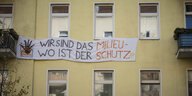 Transparent an einem Haus, deren Mieter*innen um das Vorkaufsrecht kämpfen. Auf dem Transpi steht: "Wir sind das Milieu, wo ist der Schutz"