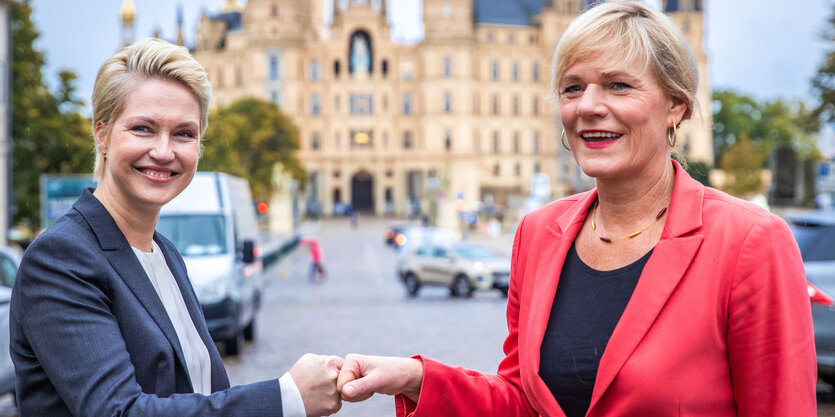 Manuela Schwesig und Simone Oldenburg begrüßen sich mit Abstand