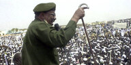 Präsident Omar Al-Bashir vor viele menschen.