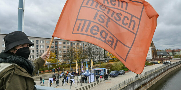 Protestierende mit "Kein Mensch ist illegal"-Fahne auf einer Bücke in Frankfurt (Oder)