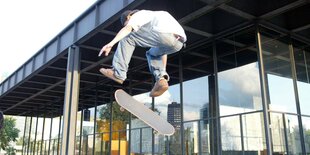 Ein Skater vor der Neuen Nationalgalerie.