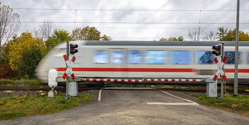 ICE hinter geschlossener Schranke