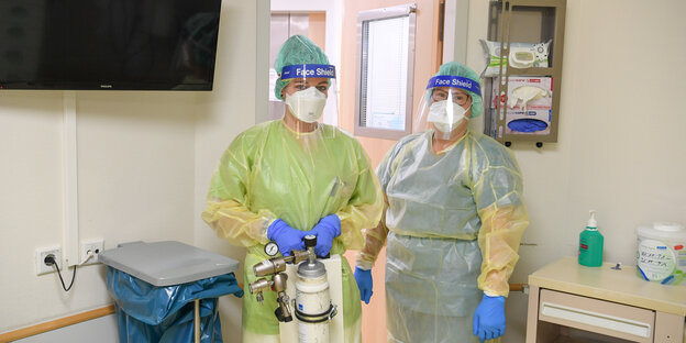 Mitarbeiterinnen in einem Krankenhaus in Schutzkleidung.