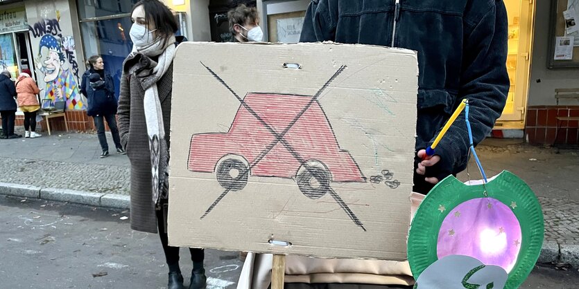 Schild mit durchgestrichenem Auto