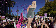 Fans in Los Angeles feiern mit Konfetti und Plakaten