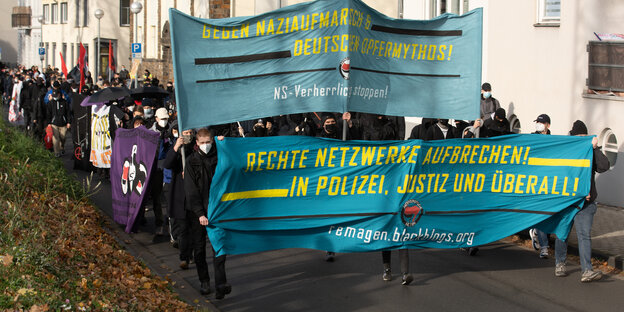 Mehrere hundert Menschen protestieren in Remagen gegen einen Neonazi-Aufmarsch