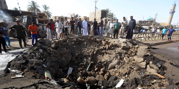 Krater der Autobombe in Bani Saad
