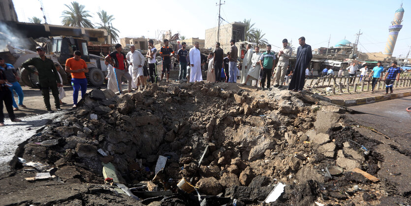 Krater der Autobombe in Bani Saad