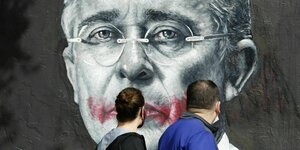 Kolumbiens Ex-Präsident Álvaro Uribe Vélez auf einer Wand in der Hauptstadt Bogotá