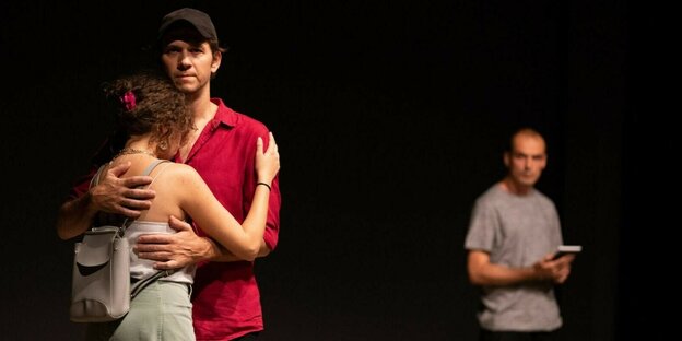Mann und frau umarmen sich in einer szene von Nadir Sönmez’ Stück „Ama“ beim Fast Forward Festival in Dresden
